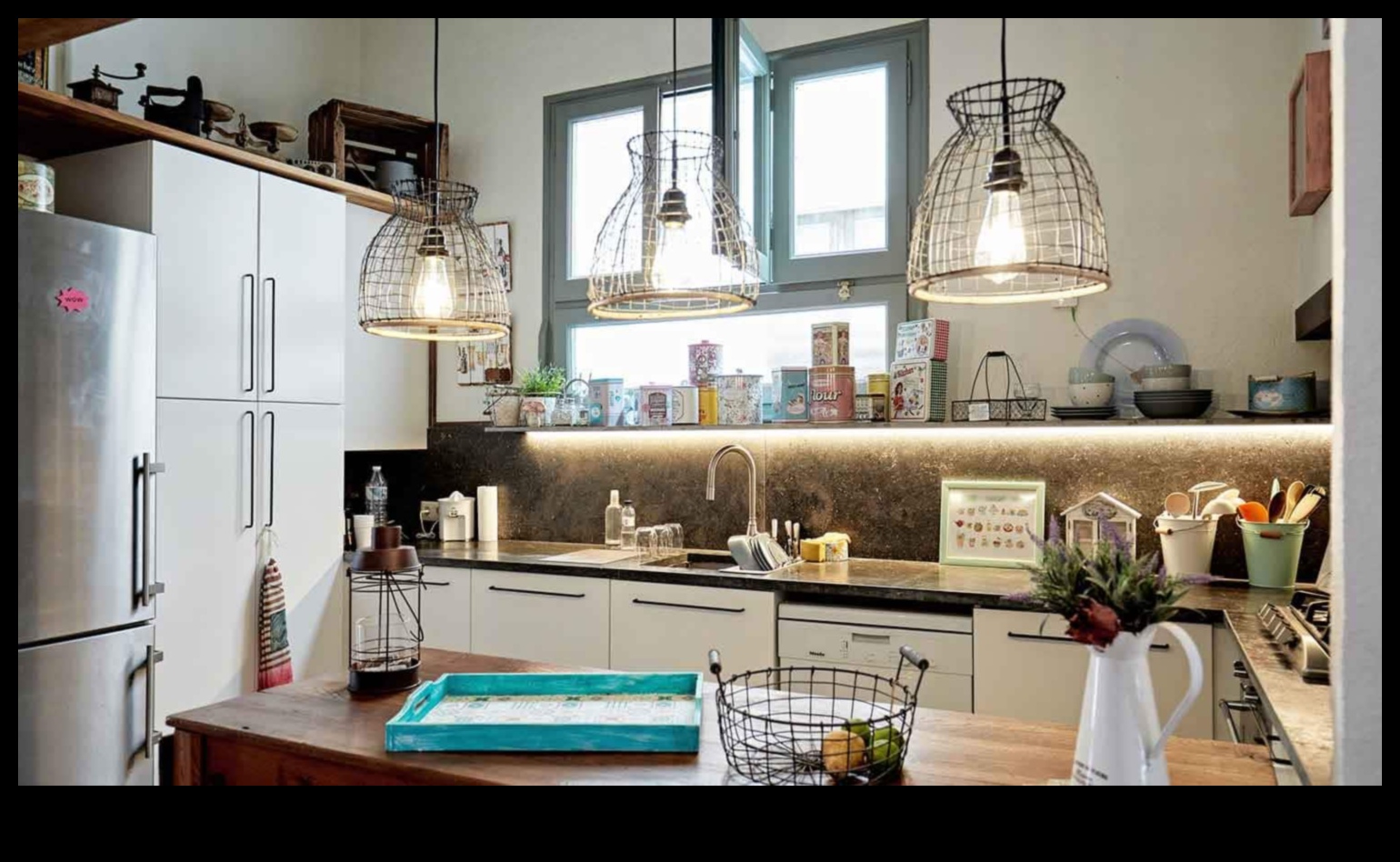 מהם כמה רעיונות לעיצוב מטבח שיק תעשייתי עם נורות תליון נורות אדיסון?