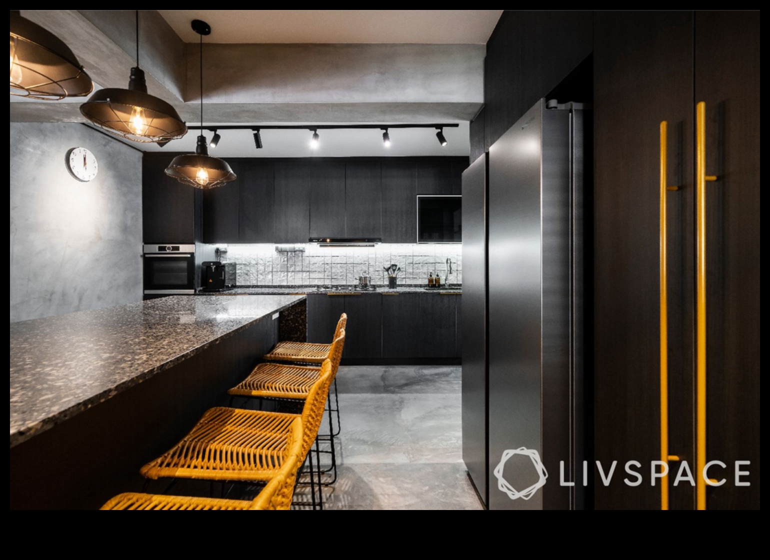 מהם כמה רעיונות לעיצוב מטבח שיק תעשייתי עם נורות תליון נורות אדיסון?