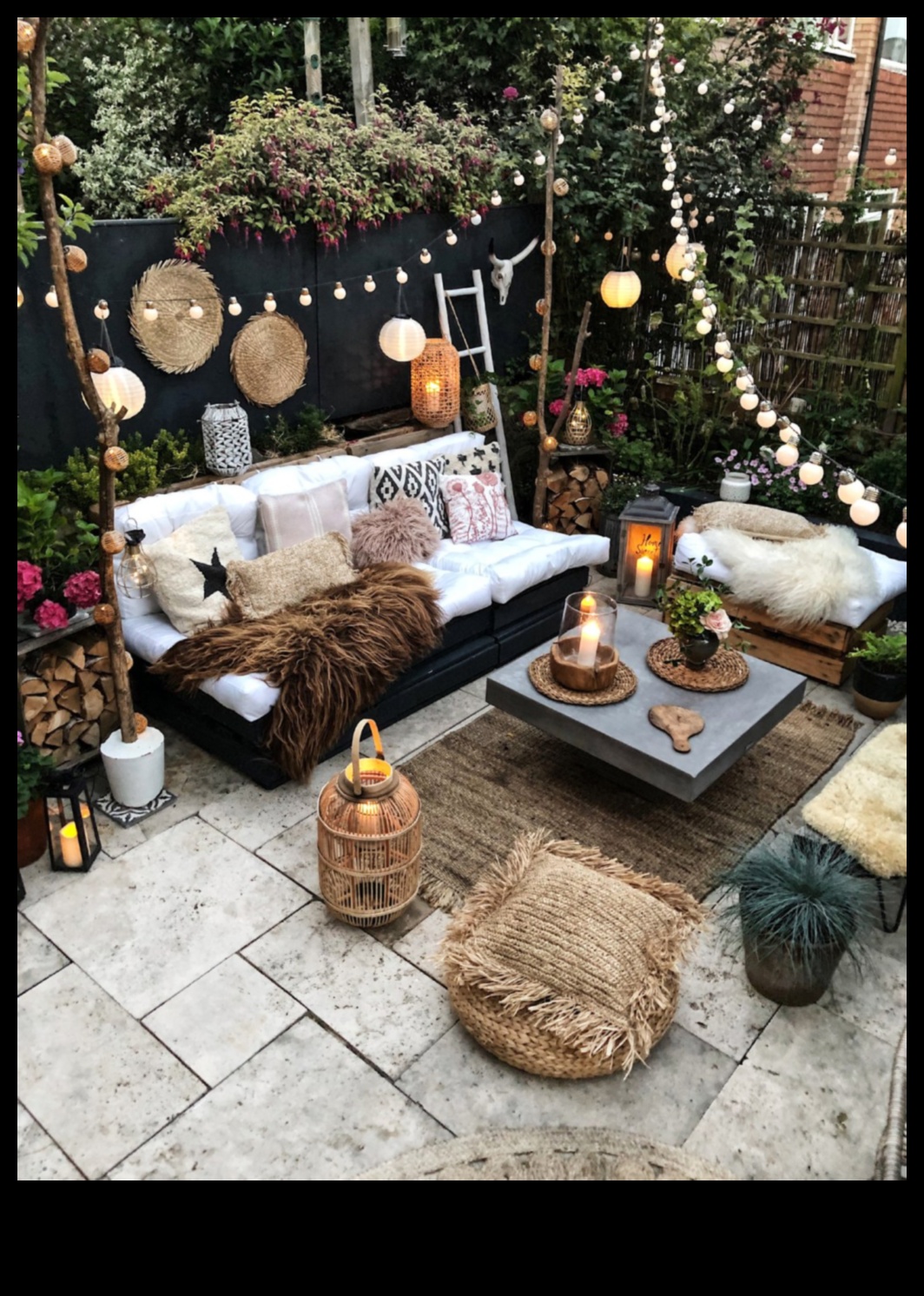 האם אתה יכול להמליץ ​​על דרכים להשתמש בעיצוב פטיו אקלקטי חיצוני עם כריות בוהו תוססות?