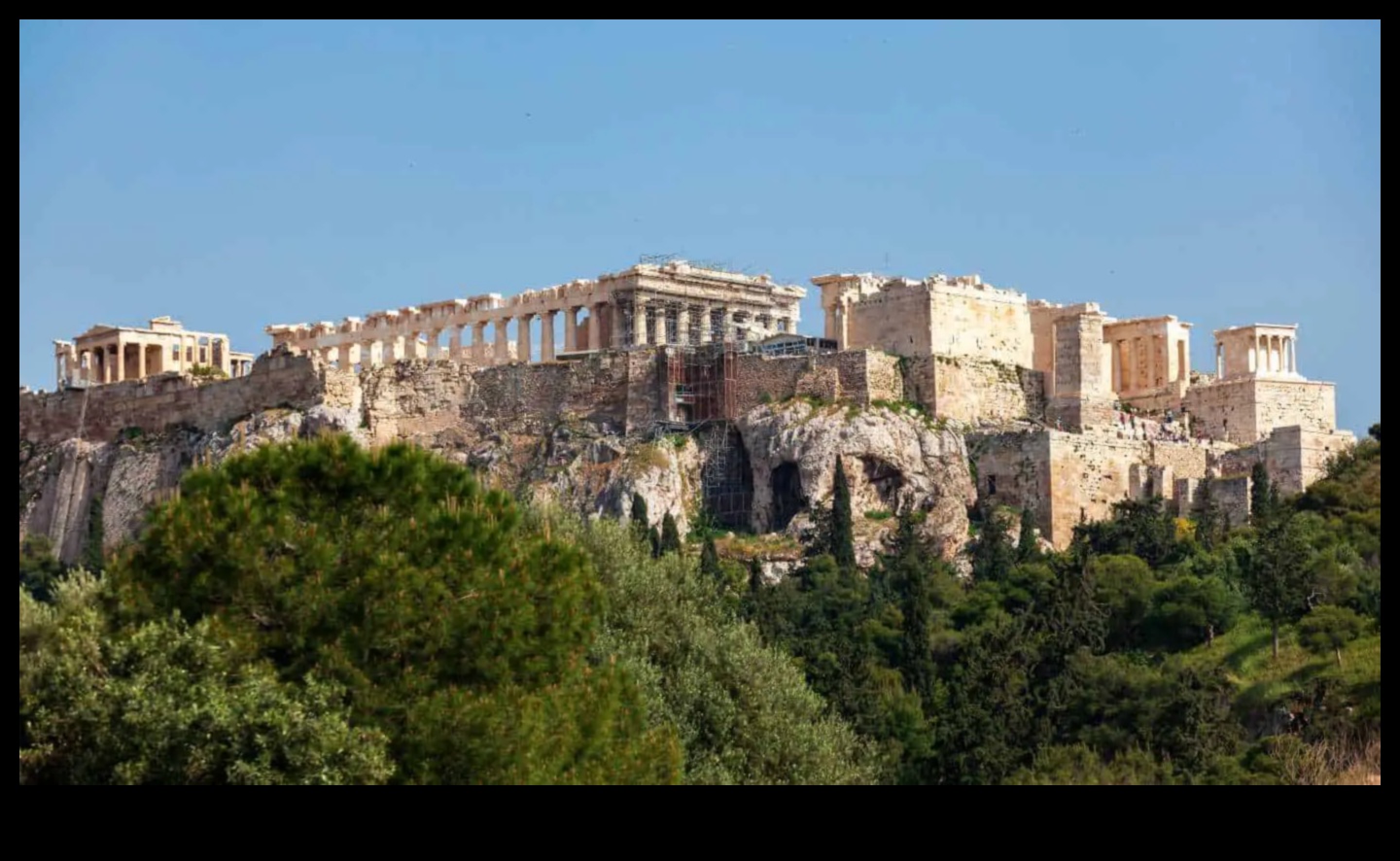 אוצרות המקדש: חפצים מאתרים קדושים ביוון