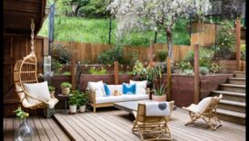 האם אתה יכול להמליץ ​​על דרכים להשתמש בעיצוב פטיו אקלקטי חיצוני עם כריות בוהו תוססות?