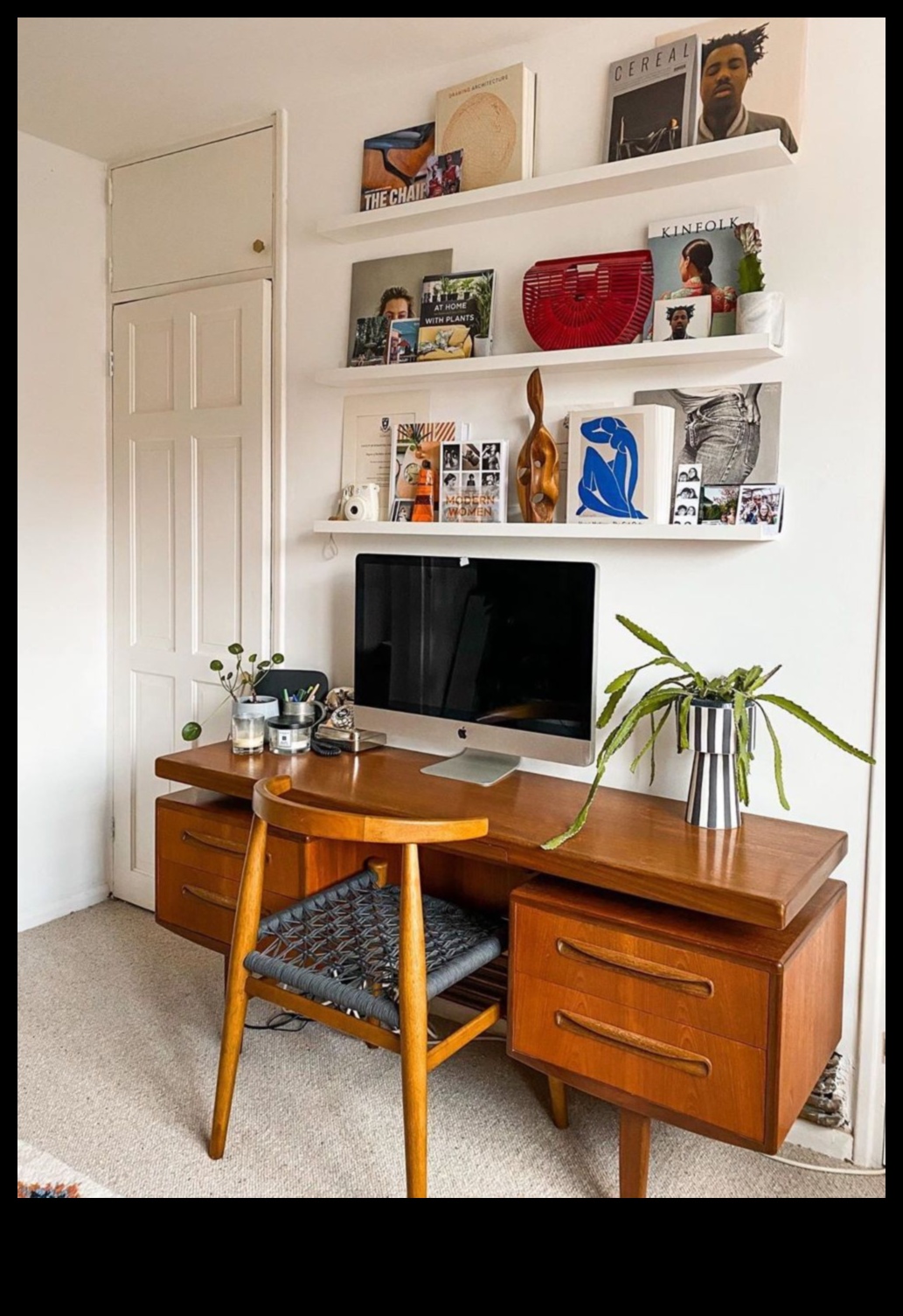 כיצד אוכל לשלב אלמנטים מודרניים של אמצע המאה בעיצוב המשרד הביתי שלי?