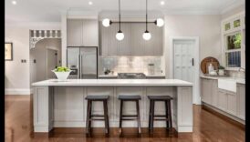 מהם כמה רעיונות לעיצוב מטבח שיק תעשייתי עם נורות תליון נורות אדיסון?