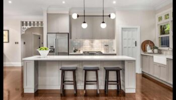 מהם כמה רעיונות לעיצוב מטבח שיק תעשייתי עם נורות תליון נורות אדיסון?